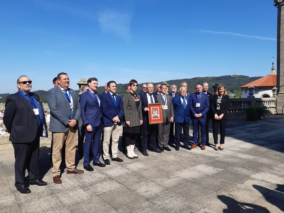 psdegsantiago's tweet photo. 🔴Recepción aos representantes dos Colexios Oficiais e Delegacións de España, do #CGETI , do Consello Xeral e da @UAITIE, e Enxeñeiros Técnicos Industriais. 
➡️O acto estivo presidido polo alcalde de Santiago, Xosé Sánchez Bugallo. https://t.co/vsTeLKCRJq