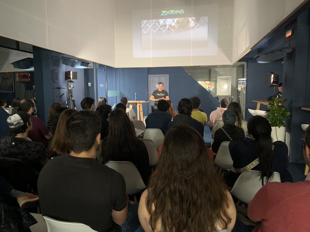 LightboxAcademy's tweet photo. 💡“Es importante que en un plano aunque haya muchos personajes y solo uno hable, el resto muestre sensaciones y no se queden estáticos” Daniel Peixe #MasterclassLBA https://t.co/AupVCll3Zt