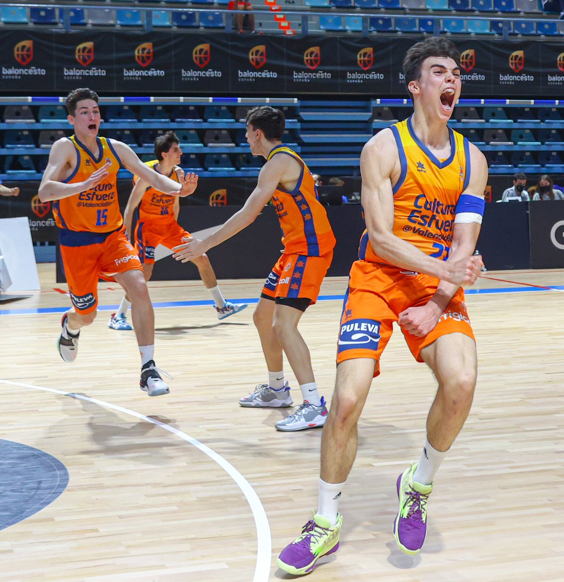 Valencia Basket Club (@valenciabasket) on Twitter photo Este joven 𝙚𝙦𝙪𝙞𝙥𝙖𝙯𝙤 formado por muchos juniors de primer año, acaban 𝙘𝙪𝙖𝙧𝙩𝙤𝙨 𝙙𝙚 𝙀𝙨𝙥𝙖ñ𝙖.
Hoy se escapó el bronce por poco. ¡Un paso más en el camino, chavales, vamos <a href="/LAlqueriaVBC/">L'Alqueria del VBC</a>! 💪
<a href="/CasademontZGZ/">Casademont Zaragoza</a> 81
🆚 <a href="/valenciabasket/">Valencia Basket Club</a> 78
¡Enhorabuena, @fund_bz! 👏 Este joven 𝙚𝙦𝙪𝙞𝙥𝙖𝙯𝙤 formado por muchos juniors de primer año, acaban 𝙘𝙪𝙖𝙧𝙩𝙤𝙨 𝙙𝙚 𝙀𝙨𝙥𝙖ñ𝙖.
Hoy se escapó el bronce por poco. ¡Un paso más en el camino, chavales, vamos <a href="/LAlqueriaVBC/">L'Alqueria del VBC</a>! 💪
<a href="/CasademontZGZ/">Casademont Zaragoza</a> 81
🆚 <a href="/valenciabasket/">Valencia Basket Club</a> 78
¡Enhorabuena, @fund_bz! 👏