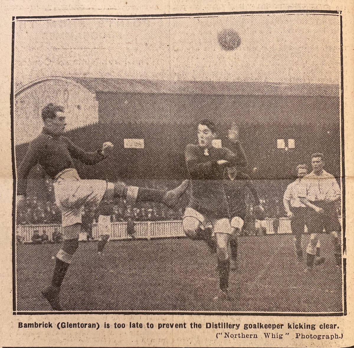 topping_darren's tweet photo. Joe Bambrick of the Glens (yes...really) in action against The Whites at The Oval in October 1926 https://t.co/8rIrzOaiJ1