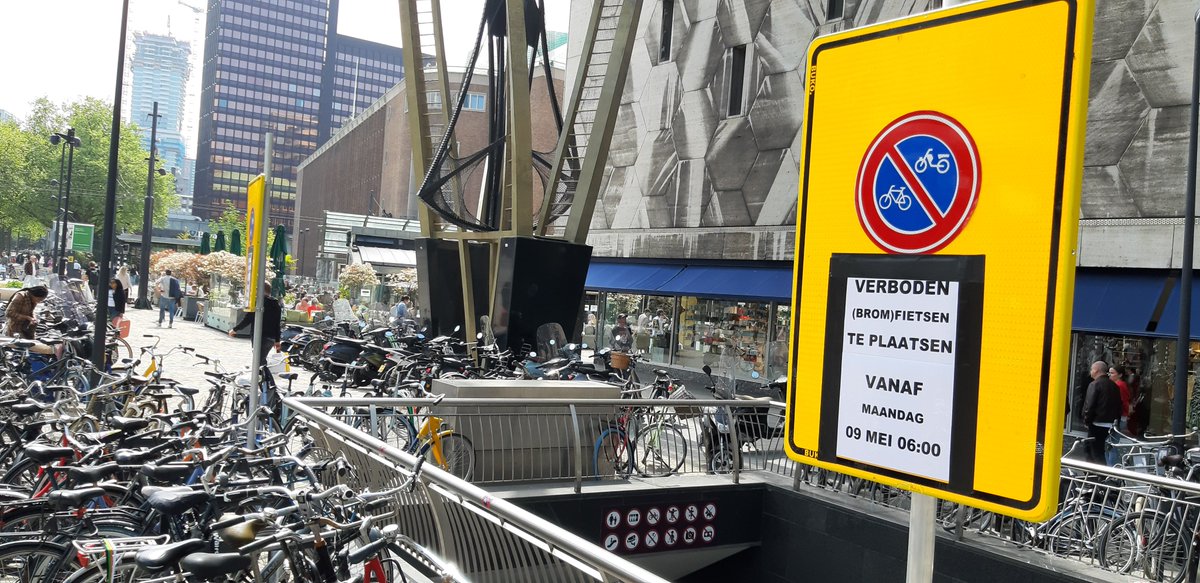 marcellodipotti's tweet photo. Ja beste (brom)fietsers, het parkeerfeest is voorbij op de @coolsingel in @rotterdam. Vanaf maandag 9 mei maakt @rotterdam een einde aan het stapelen van staal-met-wielen op onze lokale avenue, en dient er te worden uitgeweken naar de fietsniet, en zo niet naar een stalling. Dus! https://t.co/9oCqNrLhaK