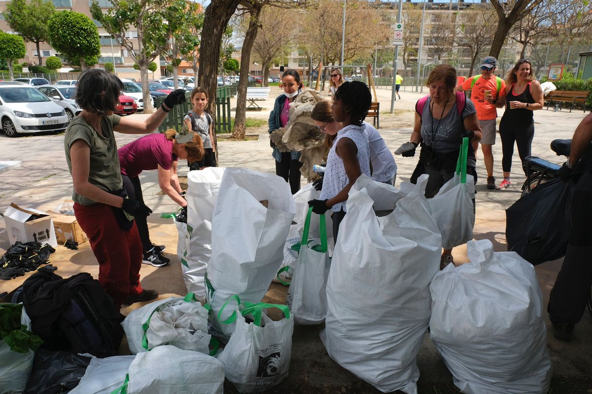 AjSJDespi's tweet photo. #MediAmbientSJD A #SantJoanDespí ens hem sumat al repte #LetsCleanEurope perquè no es llencin residus a la natura. Amb l'ajuda de persones voluntàries s'han recollit 72,6 kg de deixalles als camins agrícoles.
🚮 Siguem respectuosos, no llencem residus a la natura! @2EWWR https://t.co/tsH7Vl6MW8