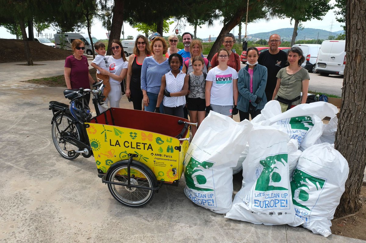 AjSJDespi's tweet photo. #MediAmbientSJD A #SantJoanDespí ens hem sumat al repte #LetsCleanEurope perquè no es llencin residus a la natura. Amb l'ajuda de persones voluntàries s'han recollit 72,6 kg de deixalles als camins agrícoles.
🚮 Siguem respectuosos, no llencem residus a la natura! @2EWWR https://t.co/tsH7Vl6MW8