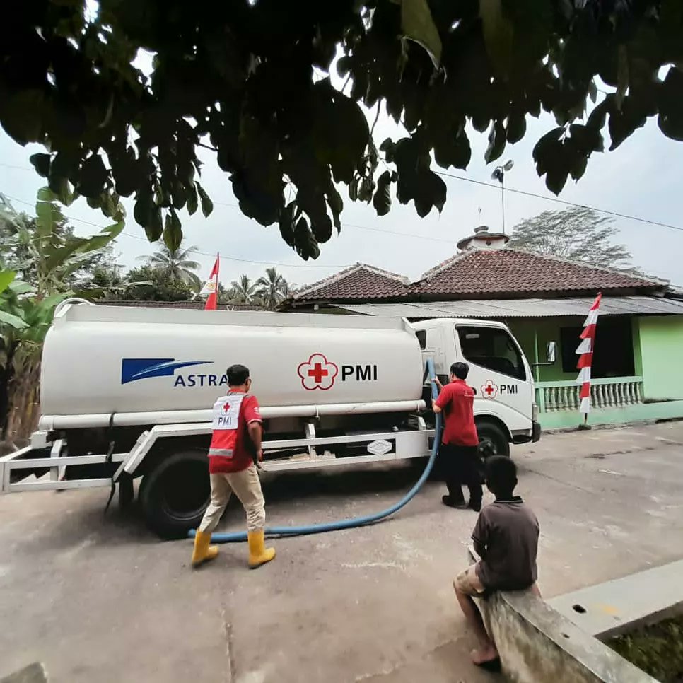 muntilanbranch's tweet photo. Terus bergerak membantu warga menyalurkan air bersih di Candimulyo...
#pmiselalubantu https://t.co/gciTx3eNDP