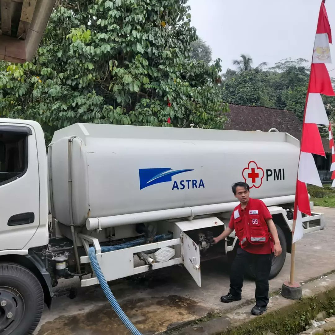 muntilanbranch's tweet photo. Terus bergerak membantu warga menyalurkan air bersih di Candimulyo...
#pmiselalubantu https://t.co/gciTx3eNDP