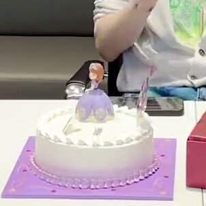Yowmashiho's tweet photo. Mashiho's.           🤝     Yedam's
Snow White cake         Sofia the first
                                             Cake https://t.co/rqTeX9636D