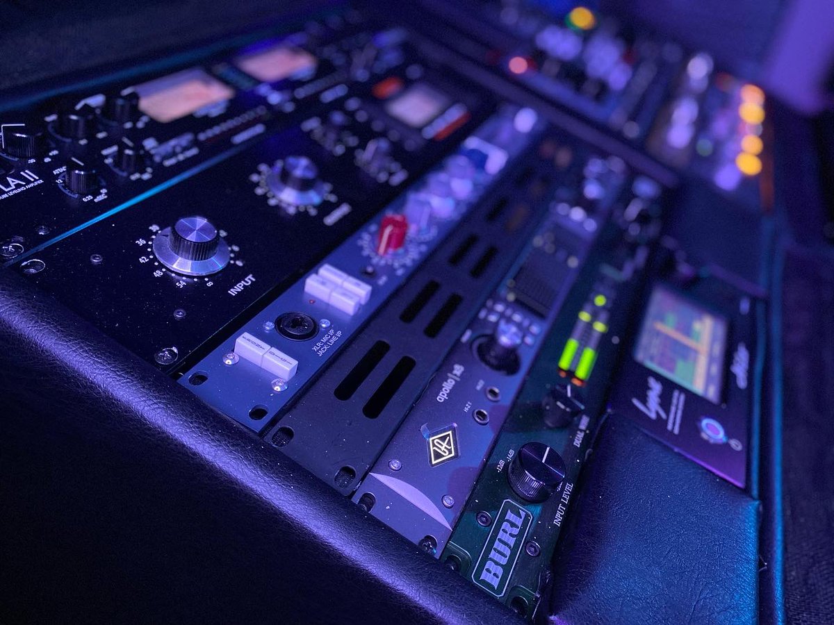 GottaBeClassic's tweet photo. The sound of the legendary Neve 1073 Preamp+Eq going into an 1176 style compressor 👍🏾👌🏾😌 Amazing. We can dial in the perfect amount of saturation n grit n then fine the perfect tone for the record. Pair them with good converters and you are golden! #Engineering #Recording https://t.co/FyaIsKrLxZ