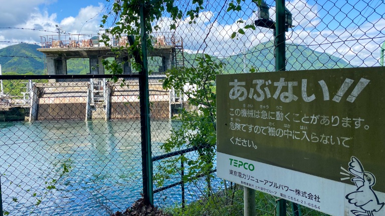 zawastw's tweet photo. ①都留市桂川から取水、疏水隧道として菊花山の下を通ってきた暗渠、コンクリの下に水
②明渠、綺麗
③導水管へ
④駒橋発電所へ向かう導水管、水力発電に利用される https://t.co/L8e0UDZkyT
