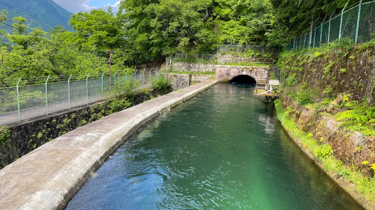 zawastw's tweet photo. ①都留市桂川から取水、疏水隧道として菊花山の下を通ってきた暗渠、コンクリの下に水
②明渠、綺麗
③導水管へ
④駒橋発電所へ向かう導水管、水力発電に利用される https://t.co/L8e0UDZkyT