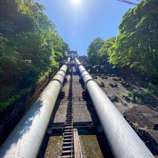 zawastw's tweet photo. ①都留市桂川から取水、疏水隧道として菊花山の下を通ってきた暗渠、コンクリの下に水
②明渠、綺麗
③導水管へ
④駒橋発電所へ向かう導水管、水力発電に利用される https://t.co/L8e0UDZkyT