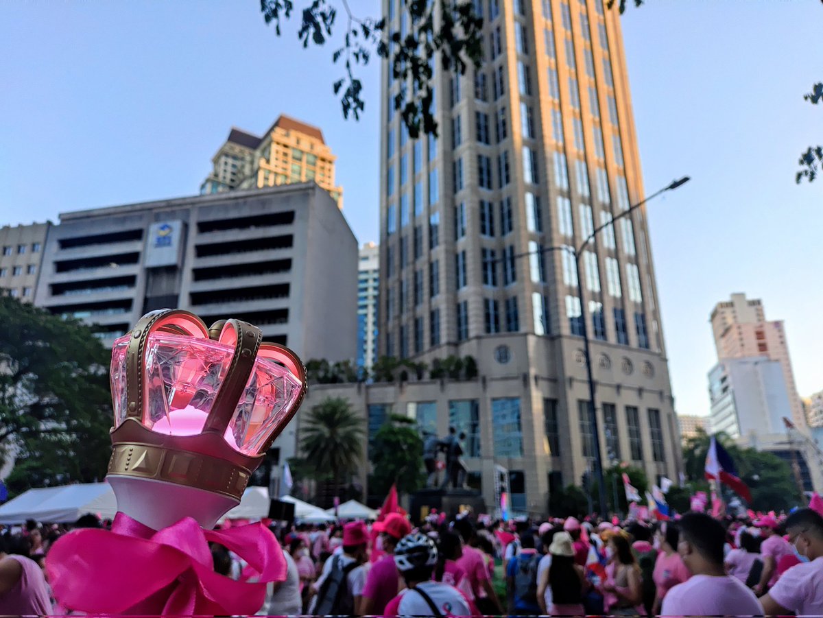 TokkiNeukdae's tweet photo. can't watch today's kcon 😩 sorry loona, pero bayan muna 💖🌹
#Orbits4Leni #IpanaloNa10ParaSaLahat https://t.co/AUXqjD95UE