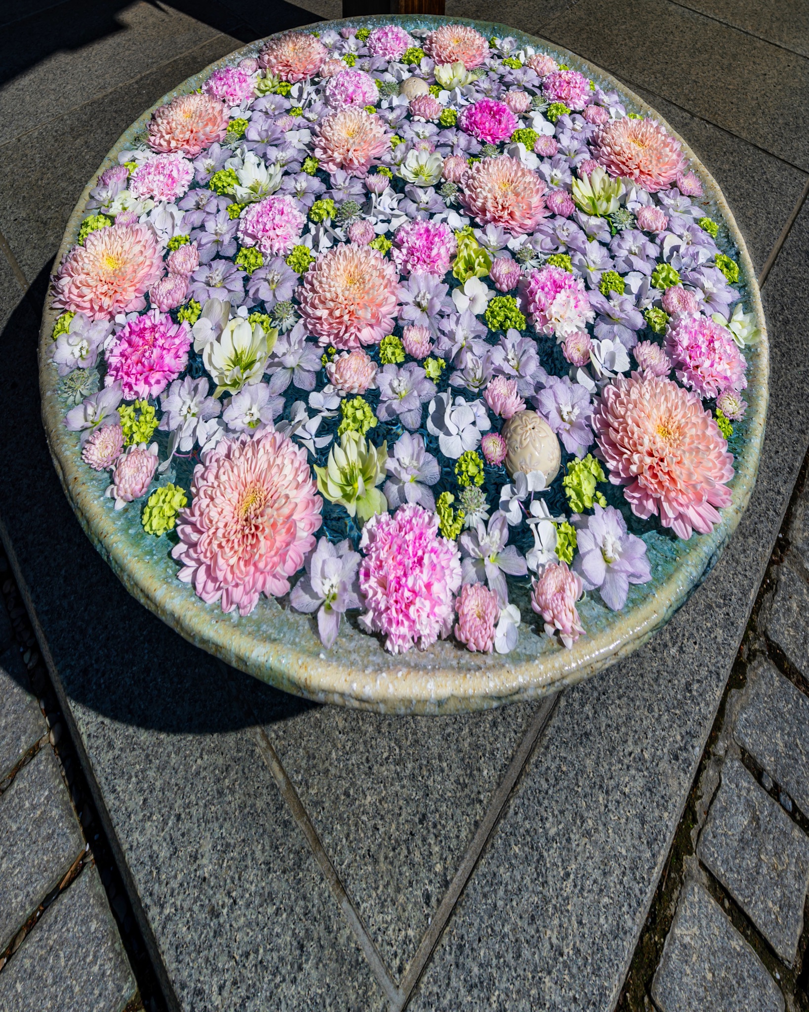 Tsumizo 22 05 花手水の撮影って変化が付けにくいので難しい 埼玉県 行田市 行田八幡神社 写真好きな人と繫がりたい ファインダーの越しの私の世界 東京カメラ部 Tokyocameraclub T Co 3sqnrozh Twitter