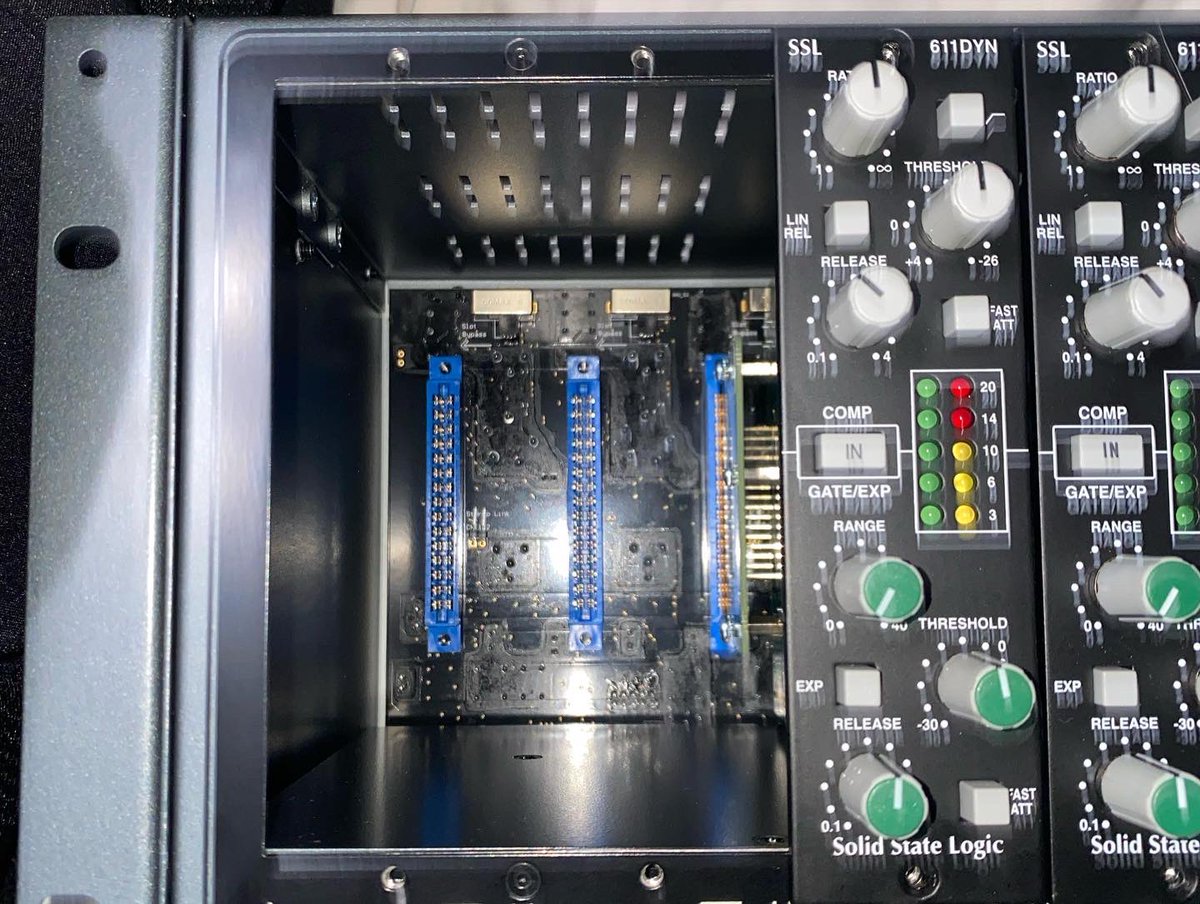 GottaBeClassic's tweet photo. Cranborne 500R8 loaded up..this thing is genius, Pultec Eq (with the api original 2500 op amps) and about all the compression you mite need  #Engineering #Mastering #Mixing #Production #MusicStudio #Neve #Ssl #Pultec #ShadowHills #cranborne500r8 https://t.co/0JGKE1ldsV