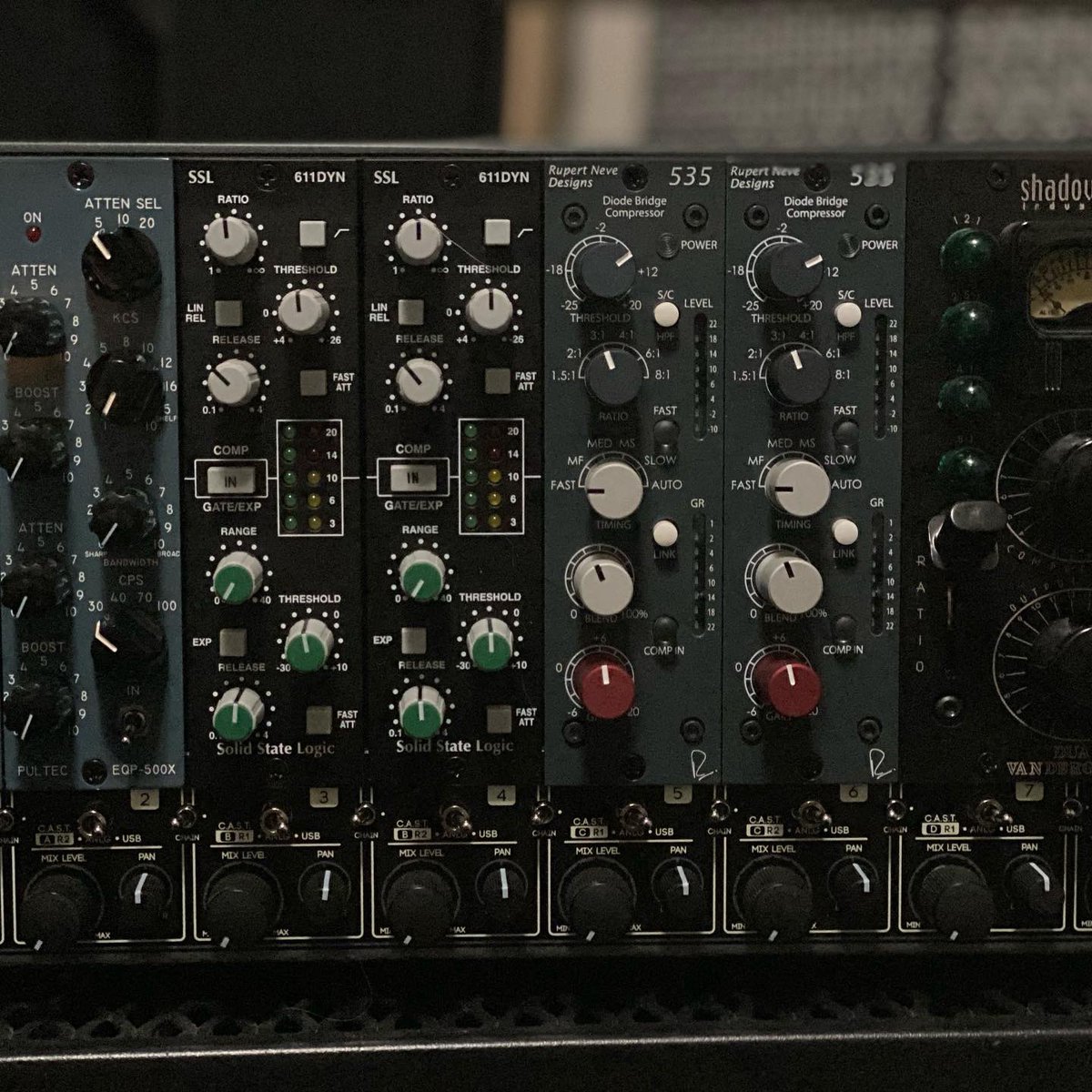 GottaBeClassic's tweet photo. Cranborne 500R8 loaded up..this thing is genius, Pultec Eq (with the api original 2500 op amps) and about all the compression you mite need  #Engineering #Mastering #Mixing #Production #MusicStudio #Neve #Ssl #Pultec #ShadowHills #cranborne500r8 https://t.co/0JGKE1ldsV