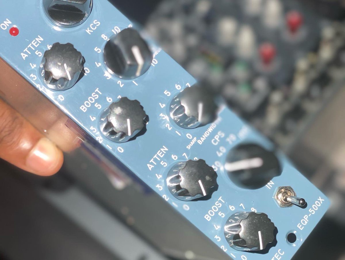 GottaBeClassic's tweet photo. Cranborne 500R8 loaded up..this thing is genius, Pultec Eq (with the api original 2500 op amps) and about all the compression you mite need  #Engineering #Mastering #Mixing #Production #MusicStudio #Neve #Ssl #Pultec #ShadowHills #cranborne500r8 https://t.co/0JGKE1ldsV