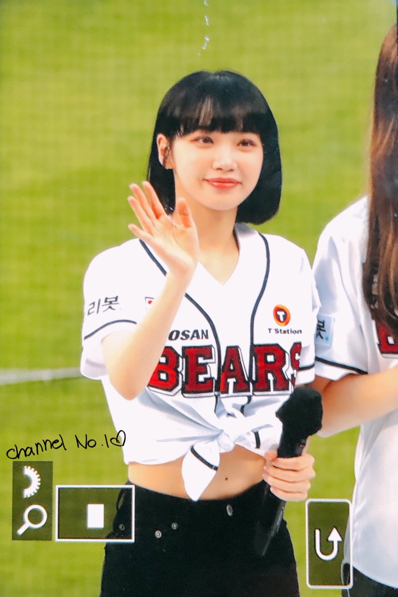 kimchaewon_net's tweet photo. 220507 잠실야구장 두산 vs KT

채널넘버원이 살면서 가장 잘한 일

초등학생 때 골수 두산베어스 팬이 되겠노라 다짐한 것

#김채원 #LE_SSERAFIM #르세라핌 https://t.co/Go1tP9egoV