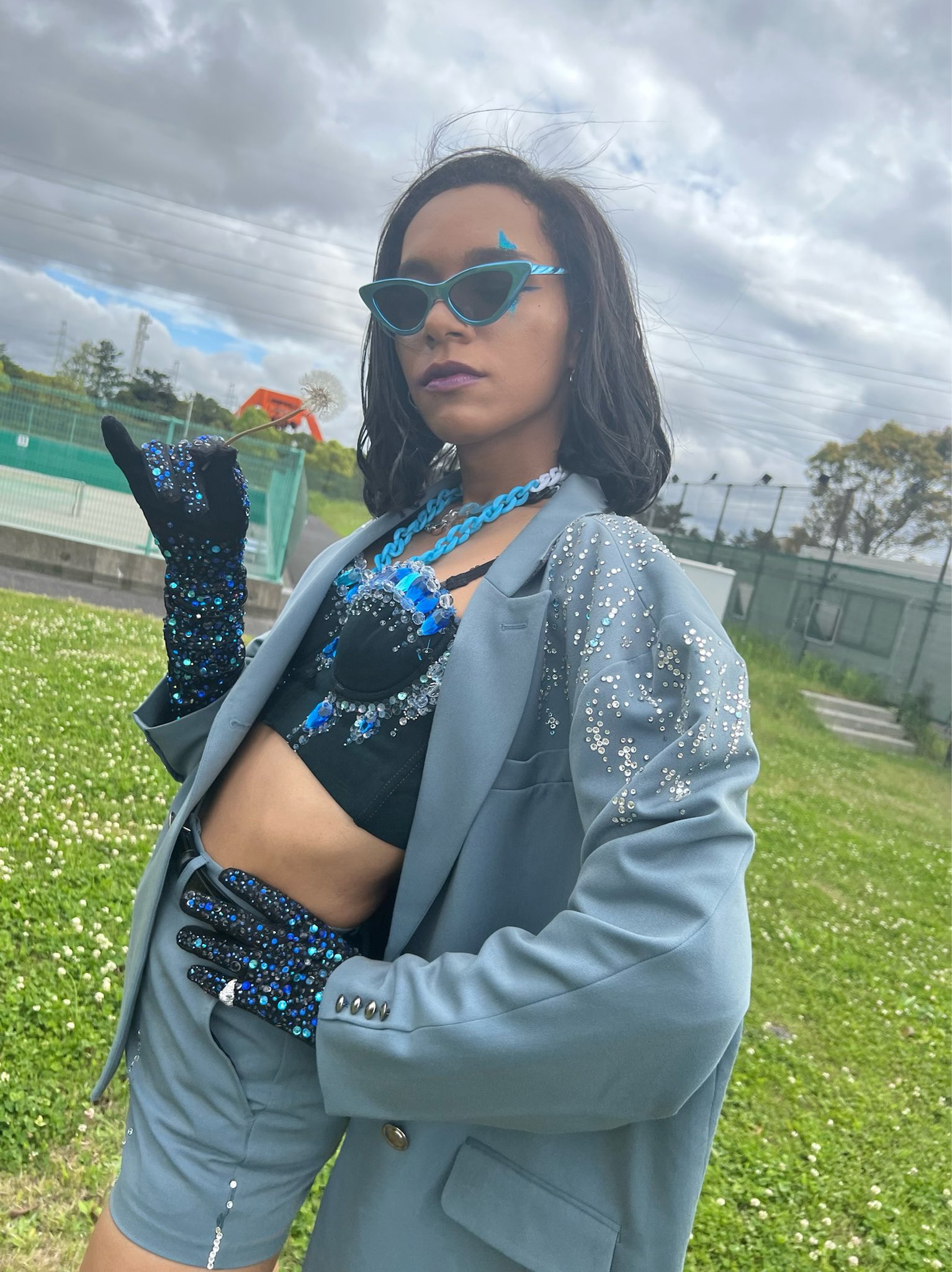 週末セール中女王蜂アヴちゃん着用TOGA PULLA ネイビー羽根ピアス 女王蜂 公式 on X: 