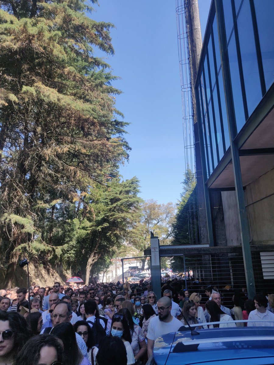 anaf_antunes's tweet photo. @UMinho_Oficial @aauminho não se justifica tamanha falta de organização para a Bênção das Capas e Insígnias. Nenhum acesso acompanhado, atrasos de mais de 40 min... https://t.co/yL04UdpnP1