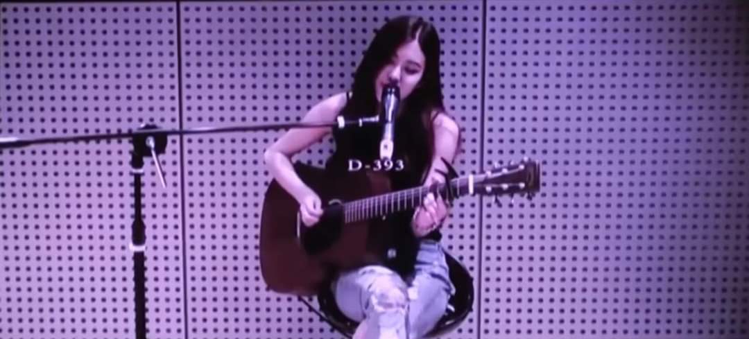 roseannetdk's tweet photo. I really love this adorable girl who plays guitar 😘❤
She made the world is perfect with her sweet voice. 🎶
Thanks for staying with us together, ROSÉ 🌹

DECADE JOURNEY WITH ROSÉ
#TenYearsWithROSÉ

#ROSÉ #로제 @BLACKPINK https://t.co/Wv3cJi4cVb