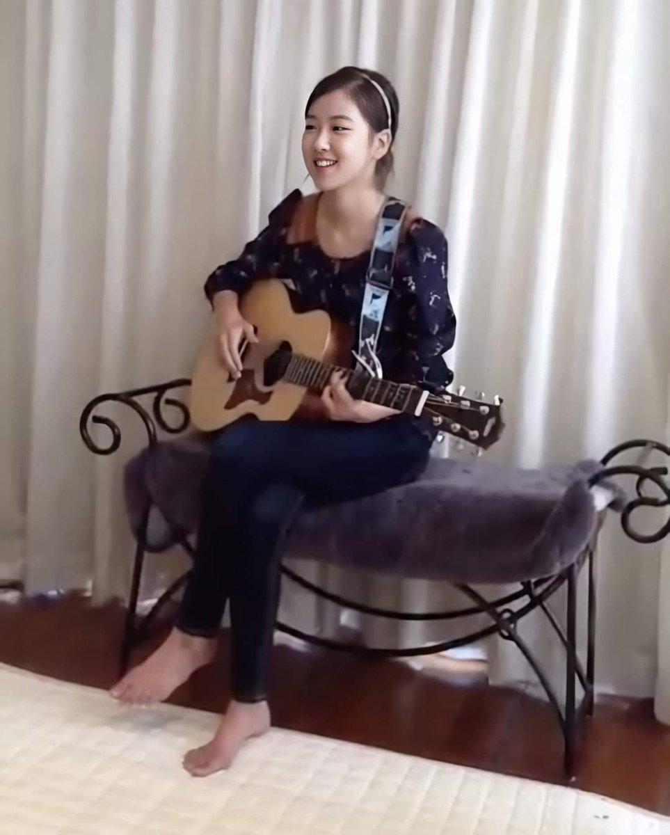 roseannetdk's tweet photo. I really love this adorable girl who plays guitar 😘❤
She made the world is perfect with her sweet voice. 🎶
Thanks for staying with us together, ROSÉ 🌹

DECADE JOURNEY WITH ROSÉ
#TenYearsWithROSÉ

#ROSÉ #로제 @BLACKPINK https://t.co/Wv3cJi4cVb