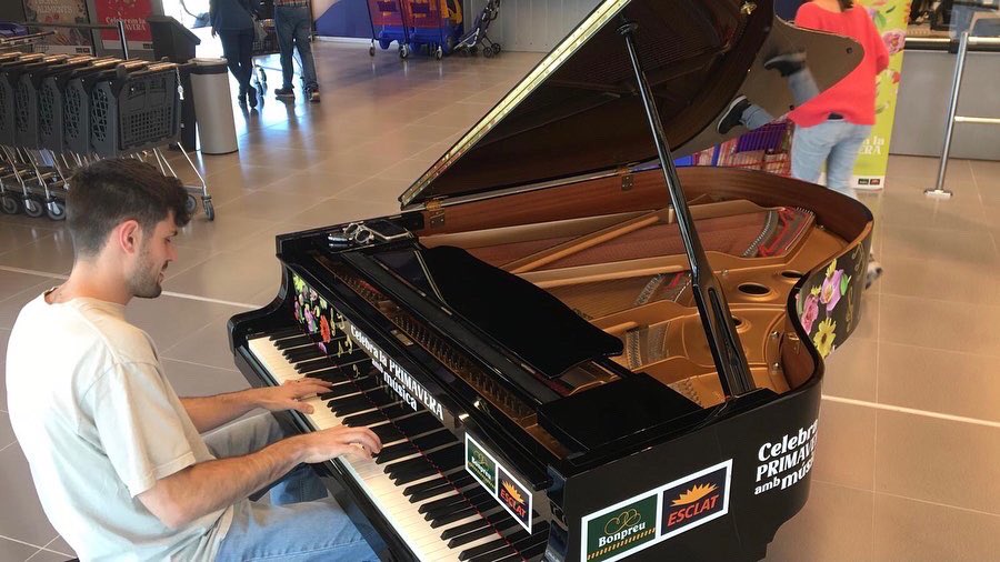 mariacanals_bcn's tweet photo. 🛒Avui, fins a les 21h viurem el #MariaCanals porta cua al Bonpreu de Sant Pere de Ribes.🛍

🎹Un piano obert a tothom omplirà de música el supermercat. Els que el toquin s’enduran un val de descompte de 5€ per una compra de 30€ a l’establiment.

#MCB #OFFConcurs #PortaCua https://t.co/Ni1RBdn357
