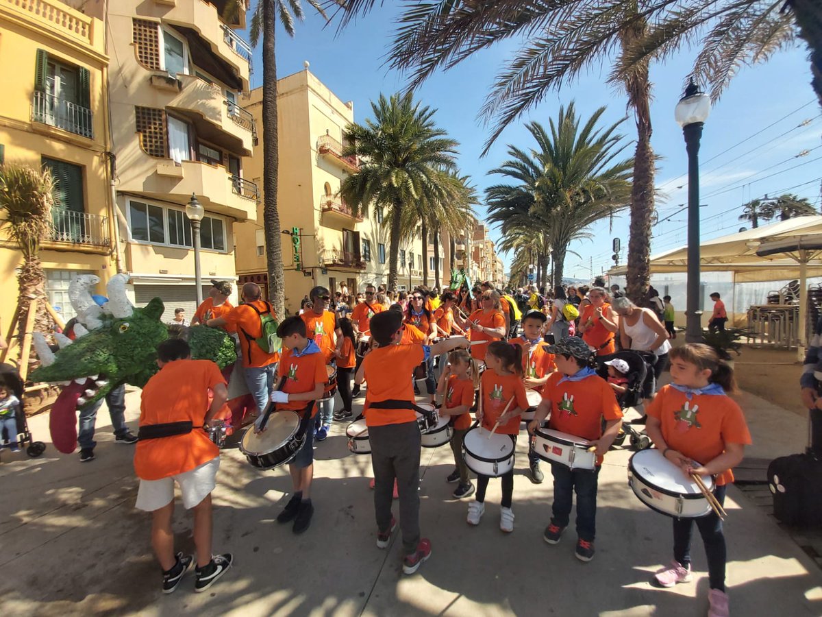 Escolamontigala's tweet photo. Som-hi! El nostre Montidrac es passeja per Badalona amb l'acompanyament de la nostra batucada i els nens i nenes de la nostra escola. Amunt #Montigalà #AraTocaMontigala #MontigalaSioSi #FestesDeMaig https://t.co/ULizCbMZwq