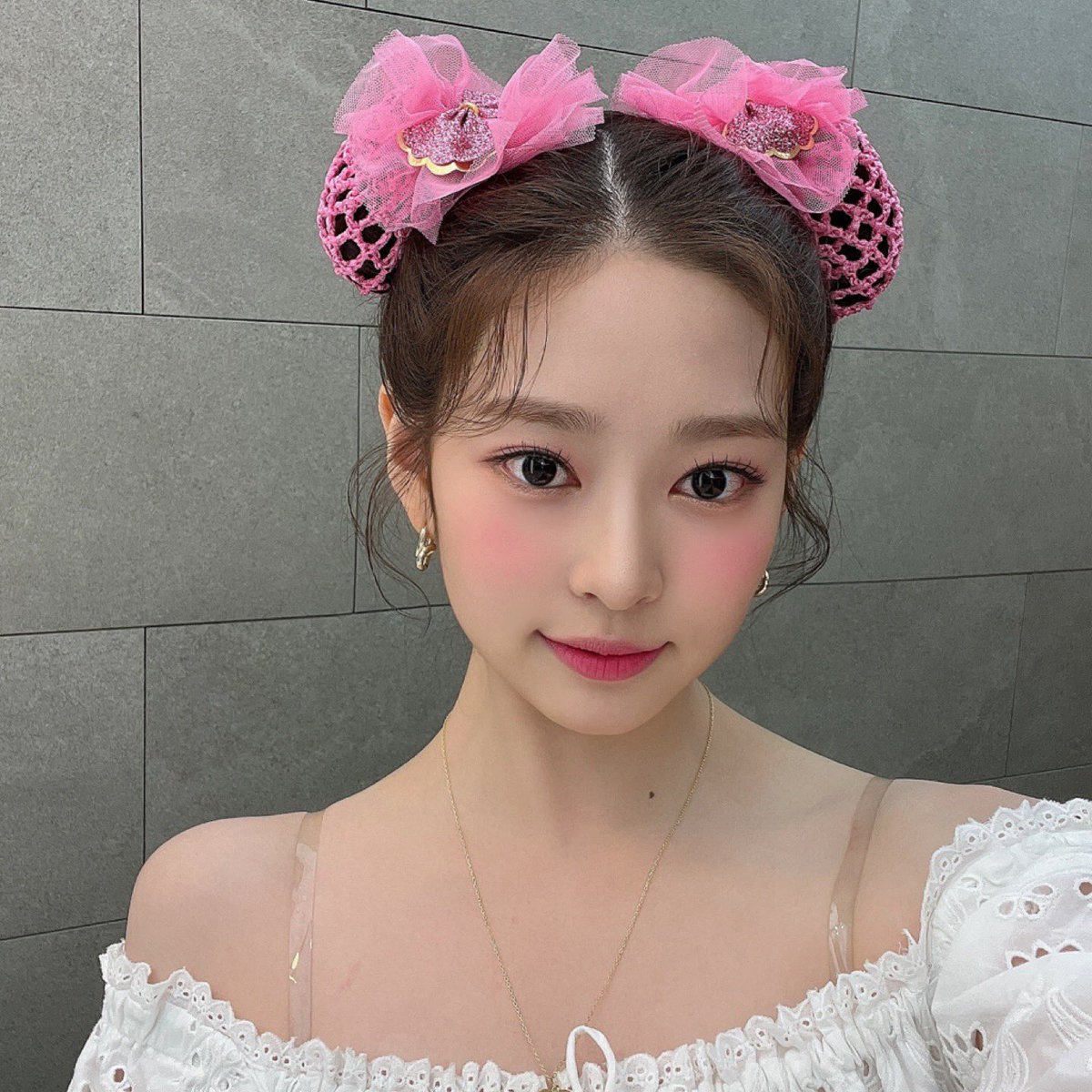 minddwu's tweet photo. bringing back that realm of pure and loving childhood that i’ve always kept safely in my heart, a special occasion for the children’s day! this baby angel made an appearance today on music core and everyone squeals in glee, “oh! how adorable she is.” 🎀👼🏻 https://t.co/x5nV7nlkMp