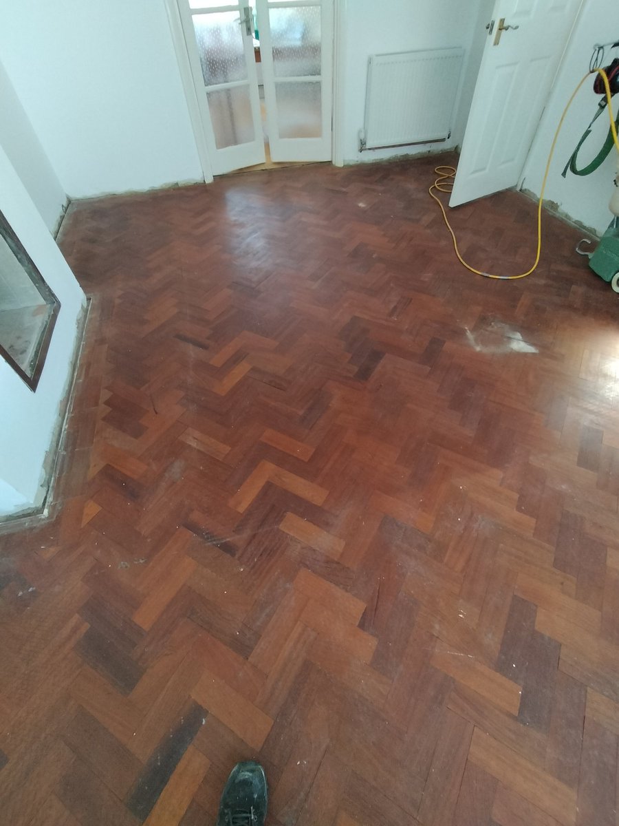 PROfloorRes's tweet image. beautiful mahogany parquet floor..sanded and finished with a satin lacquer..#dustlessfloorsanding #scratchfree PROfloor-restore.co.uk