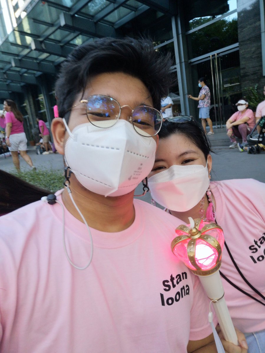 reallybadvoid's tweet photo. WE HERE. @yyxcyy #Orbits4Leni #Ipana7oNa10ParaSaLahat #KulayRosasAngPilipinas https://t.co/938nUudWYB