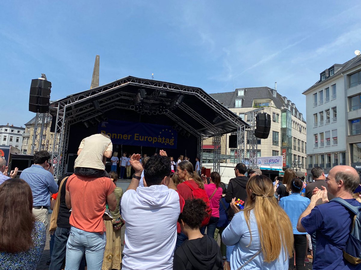 bonneuropeworld's tweet photo. Wir sind natürlich auch beim Bonner #Europatag und freuen uns über so viele begeisterte Europäer https://t.co/VMB57xlrya