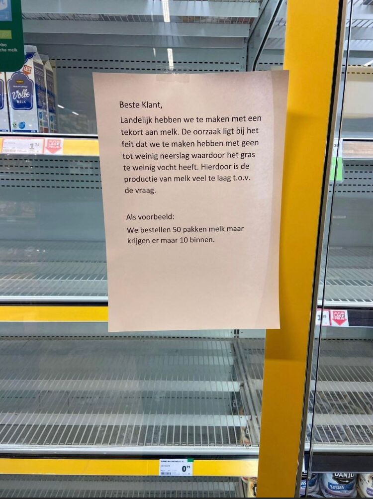 In het Nederlands:
De melk is duur, omdat het veevoer duur is.
Maar wij van <a href="/JumboSupermarkt/">Jumbo Supermarkten</a> willen niet extra betalen.
Dus nu heeft u geen melk.