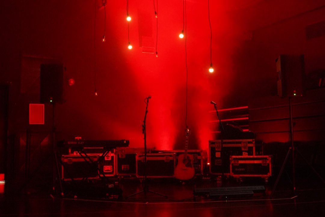 arts_tutor's tweet photo. HUGE well done to @lcualmusic for their Hootenanny last night. An impressive display of talent and creativity. Thanks to lighting operators Oli Webber/Rowan Ley and Billy Barnes.. Great work all-round! #youngprofessionals #industryfutures @lincoln_college https://t.co/dMFWV1kyni