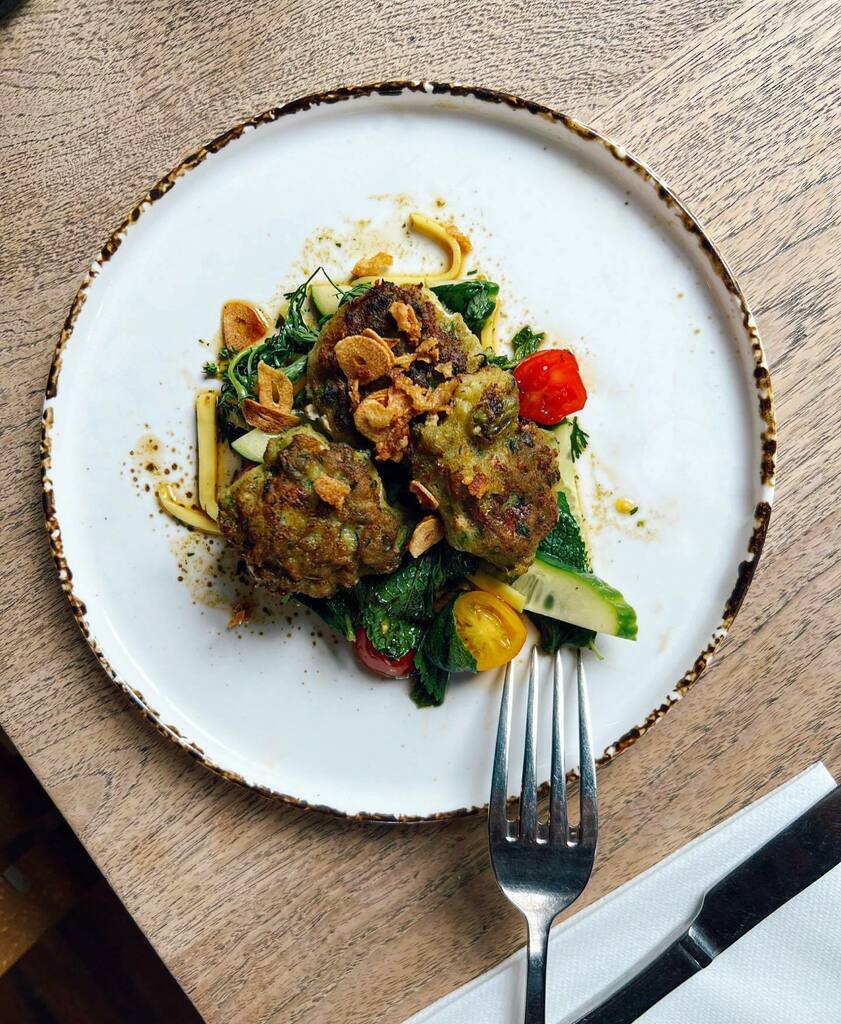 arms_albert's tweet photo. New on the menu📢
Thai fishcakes, mango salad, hot &amp; sour dressing 🥒
.
.
. 
#foodie #saturday #saturdaylunch #saturdaydinner #newstarter #newdish #thaiinspired #fishcakes #yummy #tasty #pub #londonpubs #gastropub #letseat #lunchtime #saturdayeats #omn… https://t.co/mq0hL3NA4M https://t.co/pIym5EzskS