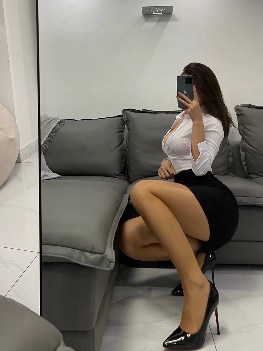 Adekmmk's tweet photo. gak ada yang mau entotin seketaris montok di kantor? https://t.co/VgcD9CjjiL