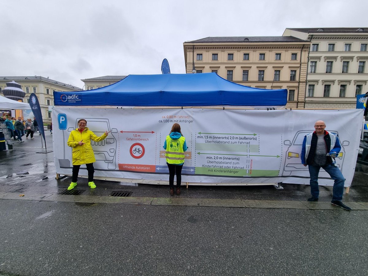 Zum heutigen Straßenfest der <a href="/PolizeiBayern/">Polizei Bayern</a> und 10. Landestag der #Verkehrssicherheit am Odeonsplatz sind wir vor Ort. Unsere frisch gebackene stellv. Vorsitzende <a href="/EvaMahling/">Eva Mahling</a> spricht mit Innenminister Joachim Herrmann über unser diesjähriges Thema #überholabstand.