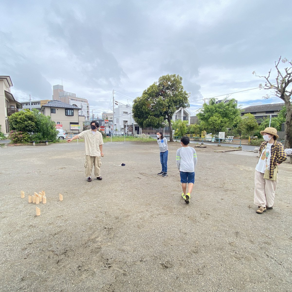 hello__garden's tweet photo. 朝のゲリラ雨にやられながらも火を絶やさず、雨の中モルック提げて現れた兄やんにモルックのルール教わってひとしきり遊んだらラーメン出来上がっててみんなで食べて。ドタバタなHELLO TABLEだったけど、これはこ��で良い思い出🤗
#焚き火 #モルック #デイキャンプ #アウトドア飯 https://t.co/q3NgQXXSc5