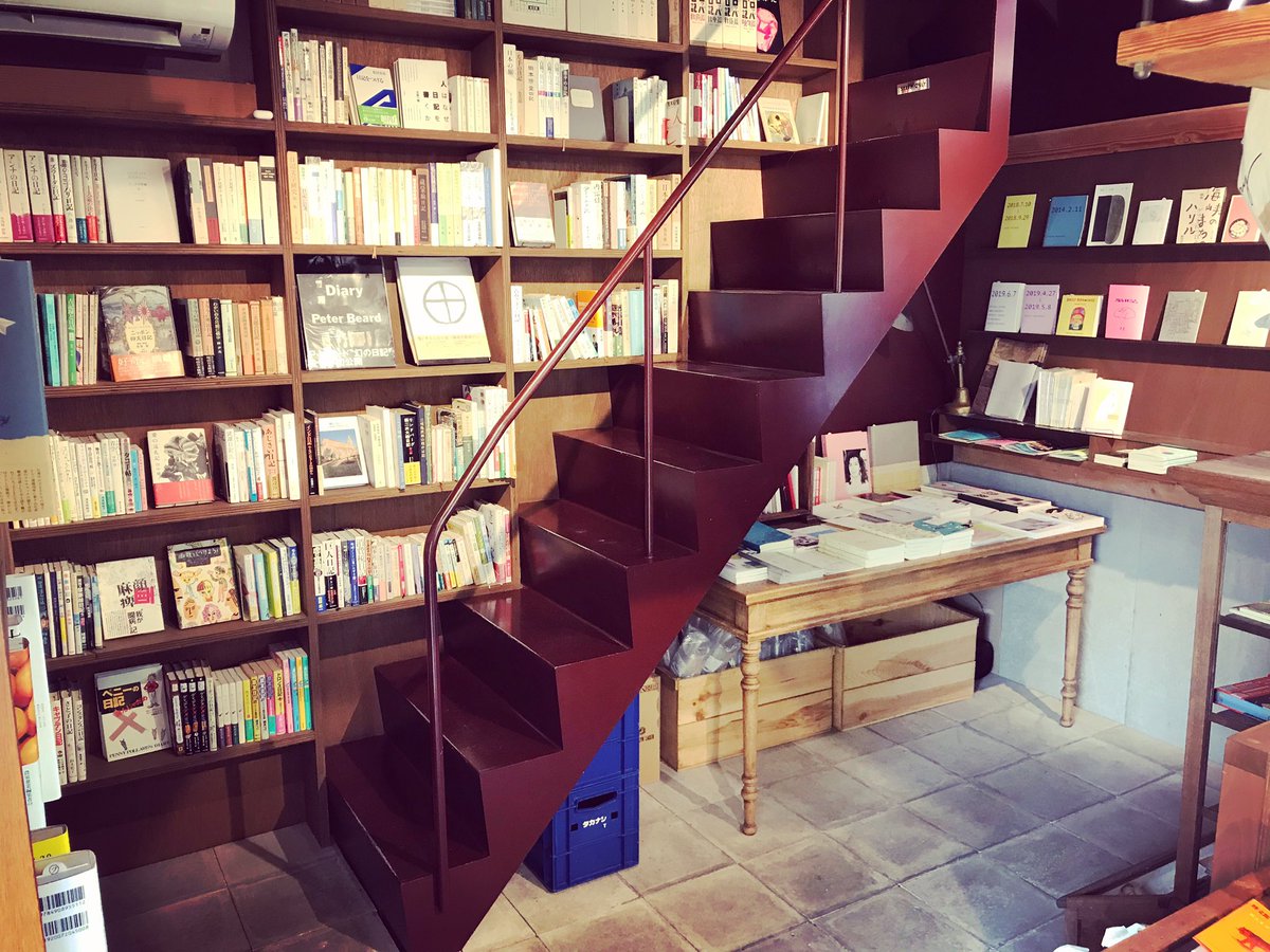Stairs_Lover's tweet photo. こんな階段と本棚、家にほし��！
#階段 #階段巡り #階段Lover
#建築 #日記屋月日 https://t.co/tuTyYvHMhw