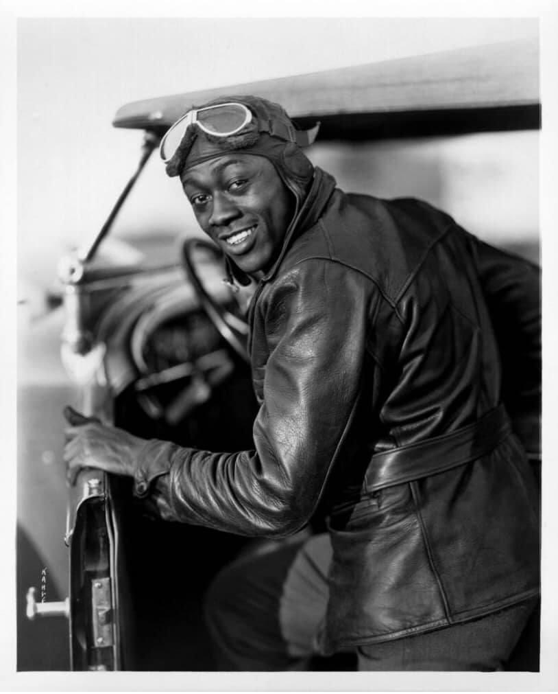 hoofer2's tweet photo. Lincoln Perry, better aka Stepin Fetchit is considered to be the 1st black actor with a successful film career. His character Stepin Fetchit made him a rich man but was not a good representation of black people.
#stepinfetchit #movies #vaudeville #comedian #actor #blackhollywood https://t.co/KOPSytV2Mw