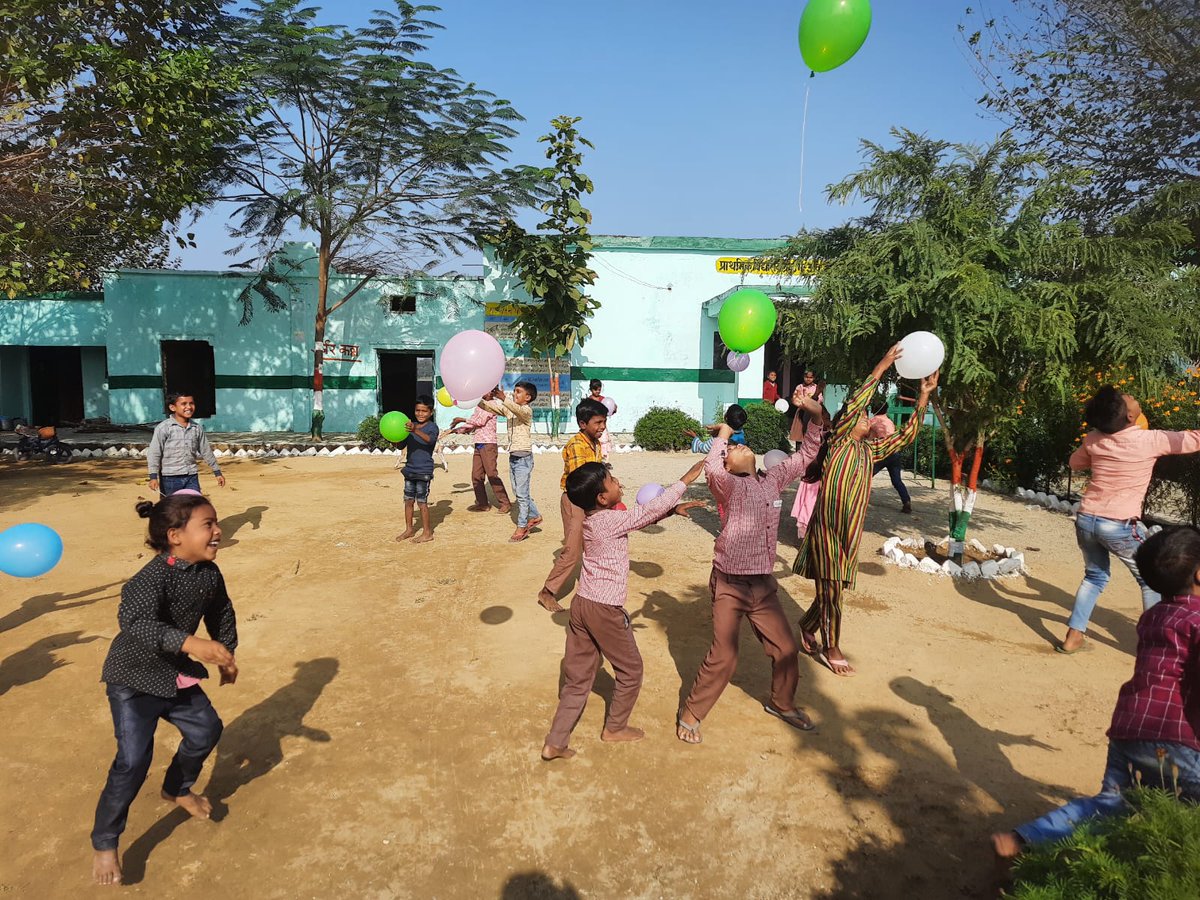 "इनको इनका हक दे  पाऊं,
पाने से ज्यादा लौटाऊं,
स्नेह लुटाऊं, खूब पढाऊं,
पावन शिक्षक धर्म निभाऊं,
हे भगवान् रहे सदबुध्दि,
सत्य मार्ग से भटक न पाऊं।" 
बालिस्टर कुमार( इं.प्र.अ.)
प्राथमिक विद्यालय -ग्रन्ट न.-3
न्याय पंचायत -कुकरा
विकास क्षेत्र -बाँकेगंज
जनपद-लखीमपुर खीरी।