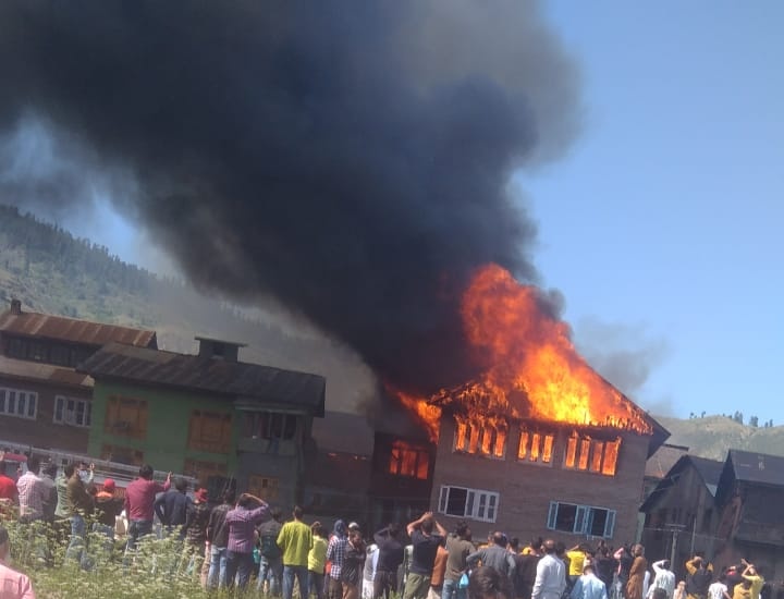 arawat__mehraj's tweet photo. J&K : Massive fire in North Kashmir's old Town Baramulla.
@JmuKmrPolice , @ChinarcorpsIA and #Youngester of Old Town on job..
#OLDTOWN #MYINDIA #MYVARMUL #FIRETENDERS https://t.co/jRR44wIVXQ