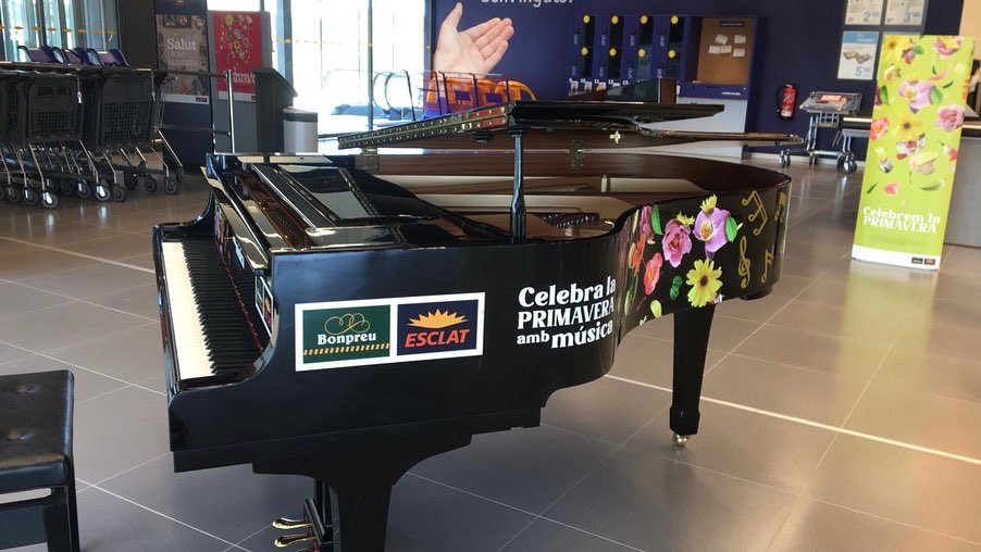 mariacanals_bcn's tweet photo. 🛒Avui, fins a les 21h viurem el #MariaCanals porta cua al Bonpreu de Sant Pere de Ribes.🛍

🎹Un piano obert a tothom omplirà de música el supermercat. Els que el toquin s’enduran un val de descompte de 5€ per una compra de 30€ a l’establiment.

#MCB #OFFConcurs #PortaCua https://t.co/Ni1RBdn357