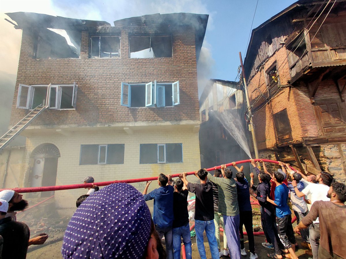 arawat__mehraj's tweet photo. J&K : Massive fire in North Kashmir's old Town Baramulla.
@JmuKmrPolice , @ChinarcorpsIA and #Youngester of Old Town on job..
#OLDTOWN #MYINDIA #MYVARMUL #FIRETENDERS https://t.co/jRR44wIVXQ