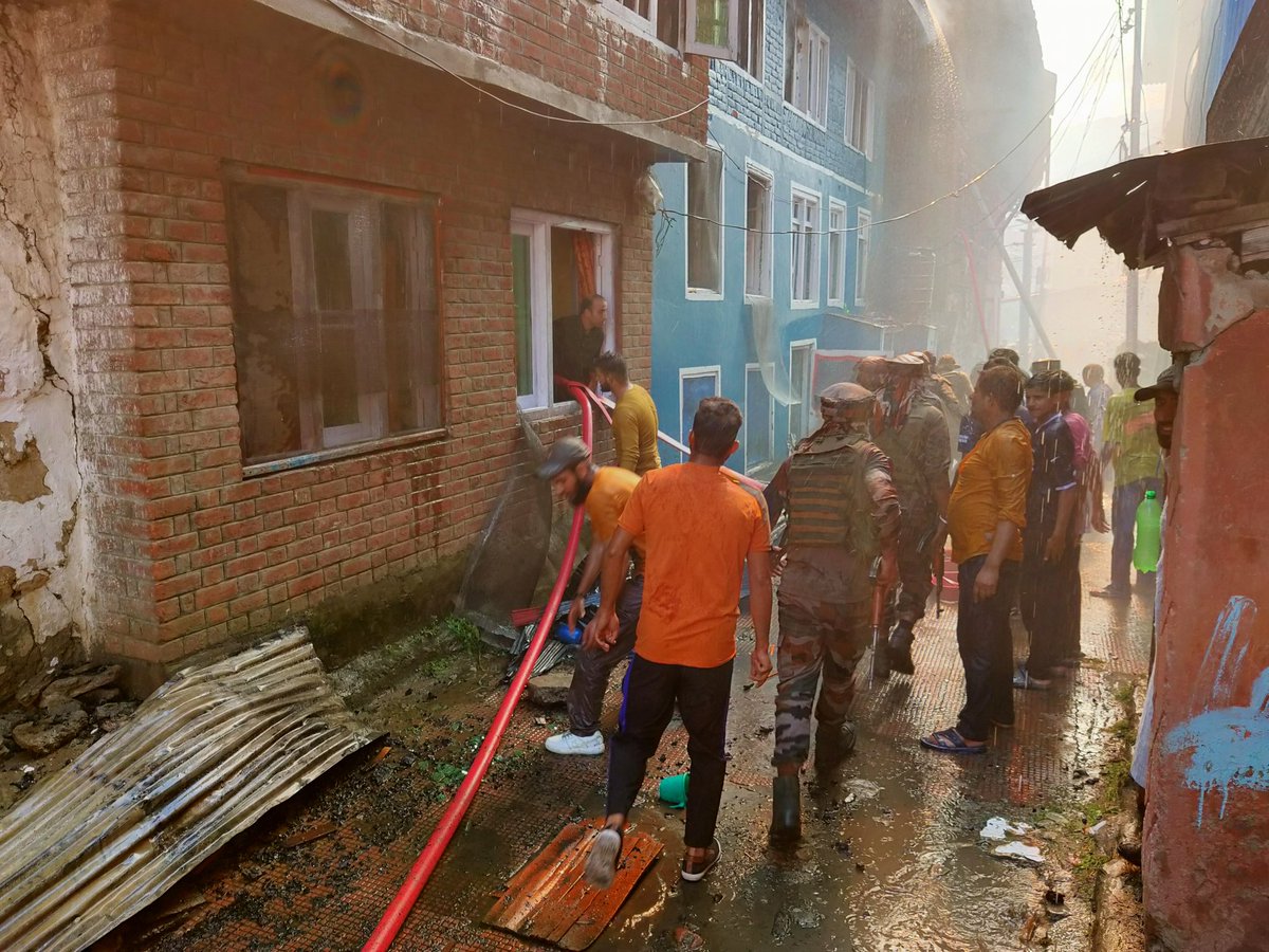 arawat__mehraj's tweet photo. J&K : Massive fire in North Kashmir's old Town Baramulla.
@JmuKmrPolice , @ChinarcorpsIA and #Youngester of Old Town on job..
#OLDTOWN #MYINDIA #MYVARMUL #FIRETENDERS https://t.co/jRR44wIVXQ