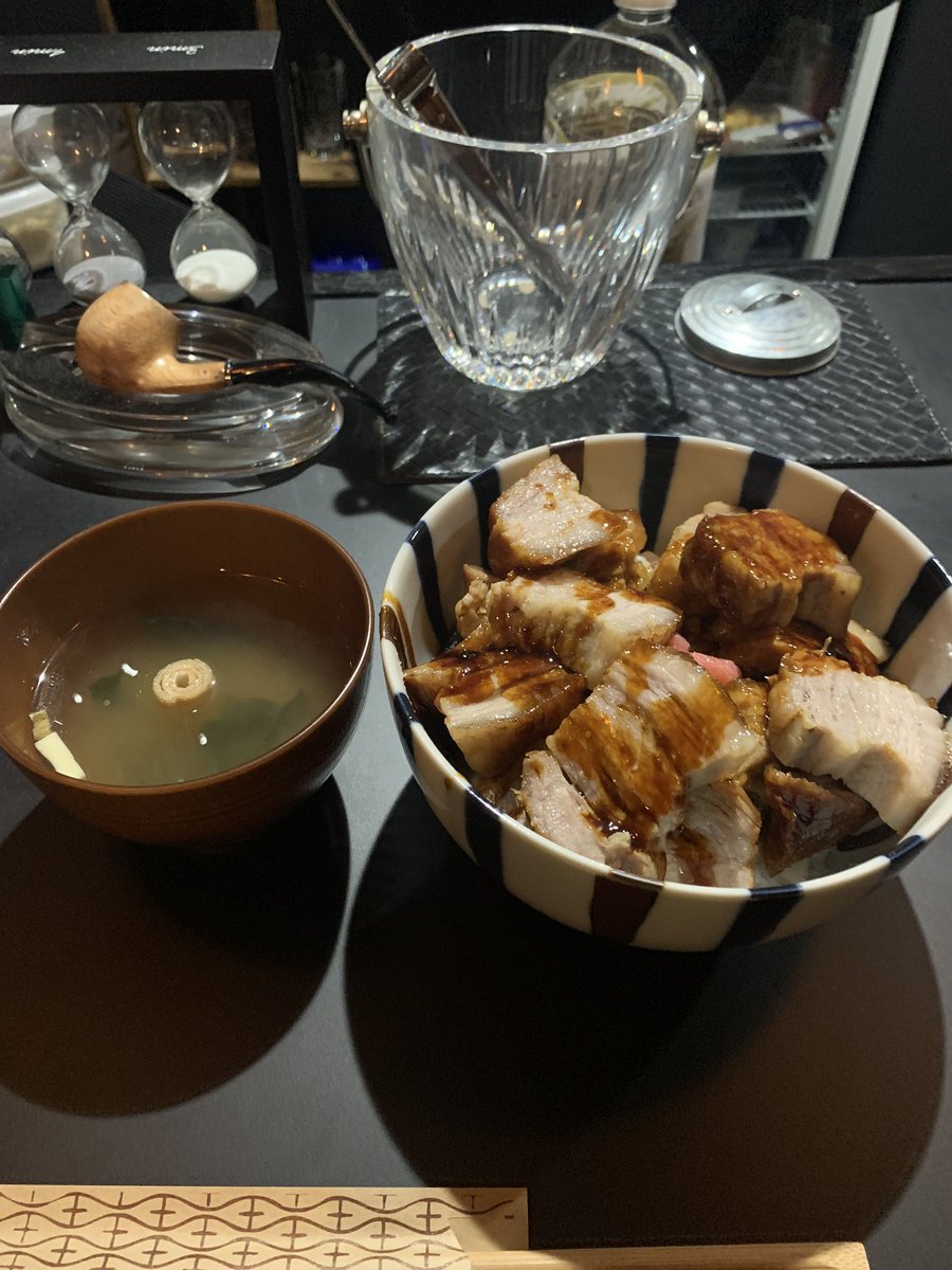 akaDRIVE1's tweet photo. 恐ろしく美味い角煮丼！
お店ですか？
いや、本日の賄いです。
＃川崎　#スナック　#BoozeUp https://t.co/ITiQkJ4yPV