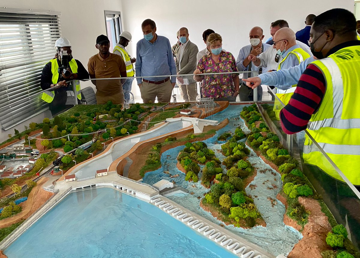 UEauCameroun's tweet photo. 1/3
Sur le site de construction du barrage hydroélectrique de Nachtigal, le Vice-President de la #BEI🇪🇺 et plusieurs chefs de missions diplomatiques europ��ennes se font présenter le projet. 
En visite de travail au 🇨🇲, le V-P de la BEI💶effectue, ce 7 mai, une visite sur le site. https://t.co/5LpVtGaReC