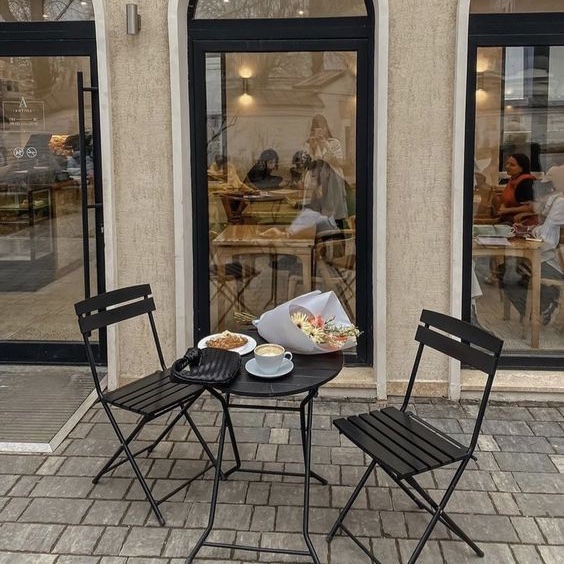 lvnareclps's tweet photo. when in paris https://t.co/Qbq0X53Ul1