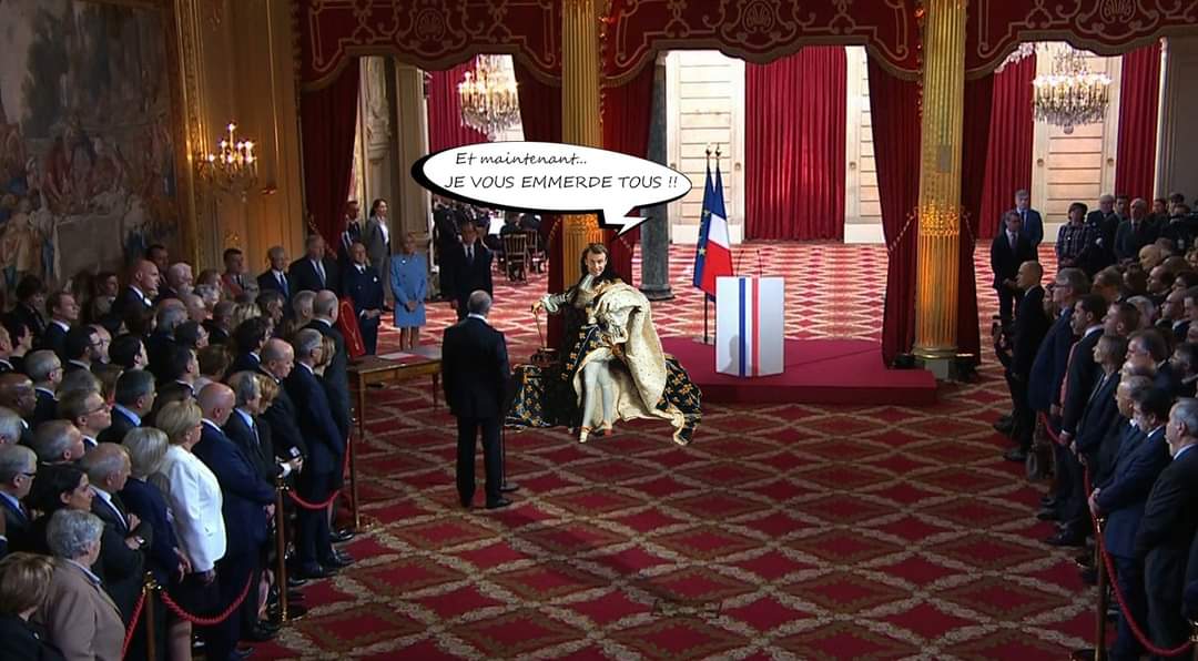 Guegueric's tweet photo. Sacre d'Emmanuel 1er devant sa cour. https://t.co/7n05BFTWWX
