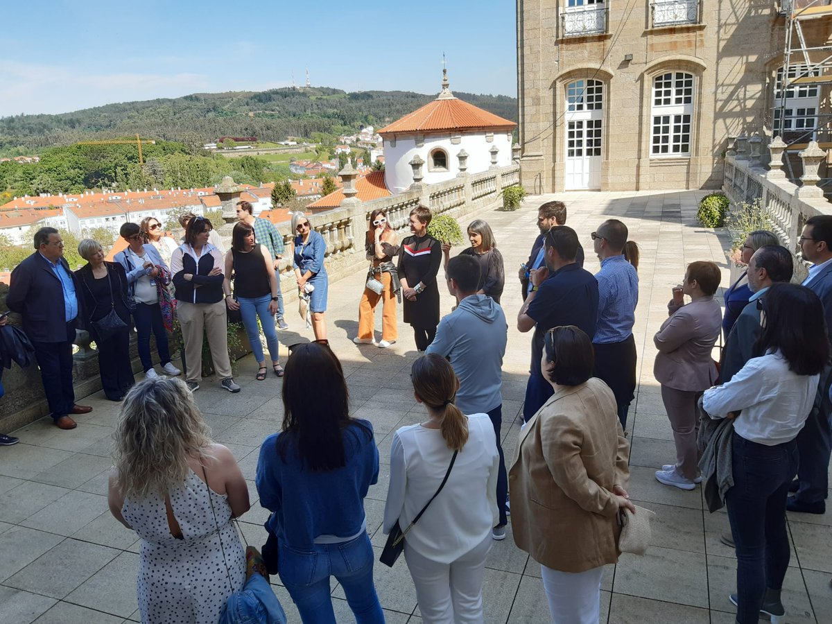 psdegsantiago's tweet photo. 🏬 A concelleira de Urbanismo e Cidade Histórica, @mrosonf, recibu á Asociación Galega de Inmobiliarias. #AGALIN, con motivo da celebración do III Congreso Inmobiliario de Galicia. https://t.co/R0BjZi5uwF