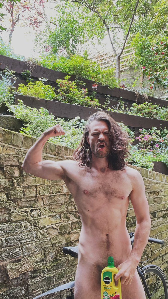 Happy #worldnakedgardeningday everyone. 😂💪🏻🌷🌻🌿 🍆