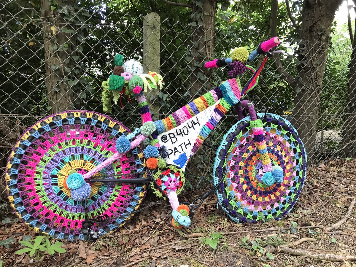 B4044Path's tweet photo. Spotted along the Eynsham to Botley road. Great to see support for our community path! #cyclox #zerocarbonoxford #cycle #cyclepath https://t.co/W9GRo76xyE